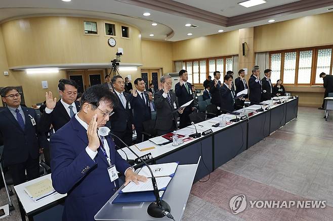 국회 교육위원회 증인 선서 (광주=연합뉴스) 김혜인 기자 = 17일 오후 광주 서구 화정동 광주시교육청에서 열린 국회 교육위원회의 국정감사에서 전남·전북·제주대 총장들과 전남대·전북대·제주대병원장들이 증인 선서를 하고 있다. 2024.10.17 in@yna.co.kr