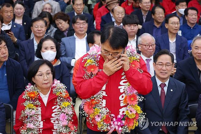 한동훈 대표 축하 전화받는 윤일현 (부산=연합뉴스) 손형주 기자 = 윤일현 국민의힘 금정구청장보궐선거 후보가 16일 오후 부산 금정구 선거사무소에서 당선이 유력해지자 한동훈 대표 축하 전화를 받고 있다. 2024.10.16 handbrother@yna.co.kr