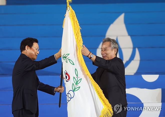 전국체전 대회기 전달하는 박완수 경남지사 (김해=연합뉴스) 김동민 기자 = 17일 오후 경남 김해종합운동장에서 열린 '제105회 전국체육대회(전국체전) 폐회식'에서 박완수 경남지사가 이기흥 대한체육회장에게 대회기를 전달하고 있다. 2024.10.17 image@yna.co.kr