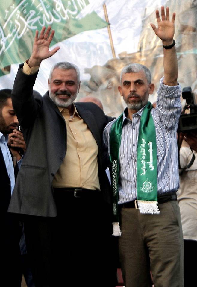 2011년 당시 야히야 신와르(오른쪽) 등 1000여명의 팔레스타인 석방을 축하하는 하마스 지도자 이스마일 하니예. 하니예는 지난 7월, 신와르는 지난 16일 각각 이스라엘군에 의해 사망했다.(사진=AFP)