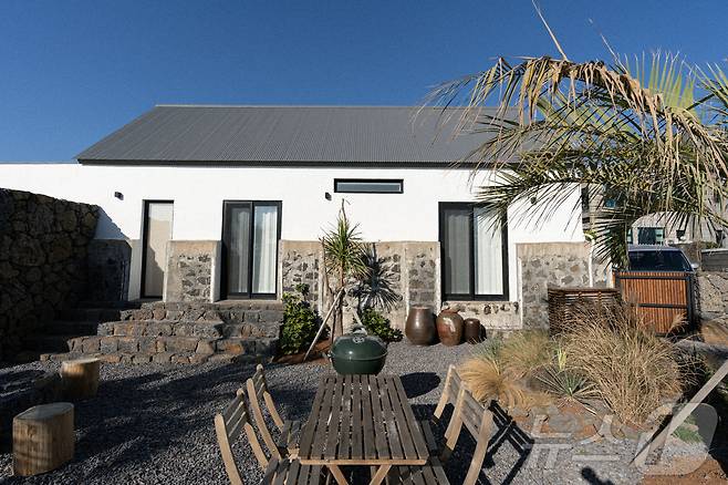 제주시 한림읍에 있는 '월령바당집'. 빈집을 리모델링해 외관을 현대식으로 바꿨다.(다자요 제공)