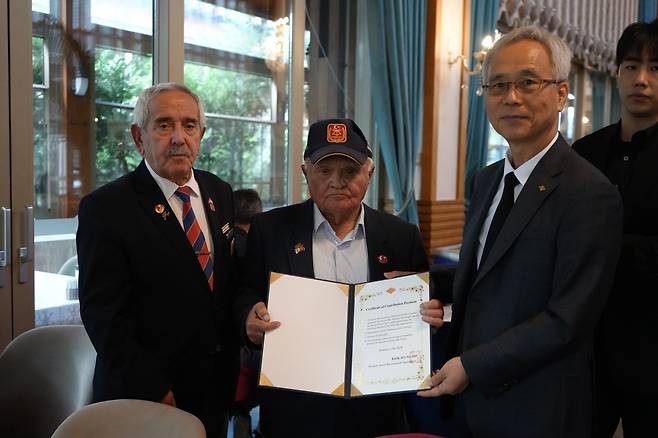 양동학 전쟁기념사업회 사무총장(오른쪽부터), 알리 오스만 귀뮈쉬 참전용사, 시나시 에르이이트 튀르키예 참전용사협회 사무총장.(전쟁기념사업회 제공)