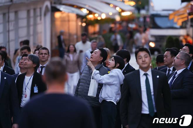 지난해 7월 나토정상회의 참석차 리투아니아를 방문 중인 윤석열 대통령과 김건희 여사가 빌뉴스 구시가지를 산책하고 있다. (대통령실 제공) /뉴스1 ⓒ News1 오대일 기자