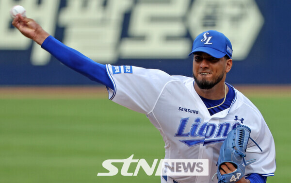 13일 오후 대구 수성구 삼성라이온즈파크에서 열린 2024 KBO 포스트시즌 플레이오프 1차전 LG 트윈스와 삼성 라이온즈의 경기, 7회초 삼성 선발투수 레예스가 역투하고 있다. 사진┃뉴시스