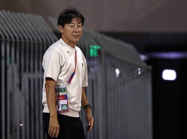 Soccer Football - World Cup - Asian Qualifiers - Third Round - Group C - Bahrain v Indonesia - Bahrain National Stadium, Riffa, Bahrain - October 10, 2024 Indonesia coach Tae-Yong Shin before the match REUTERS/Hamad I Mohammed<저작권자(c) 연합뉴스, 무단 전재-재배포, AI 학습 및 활용 금지>