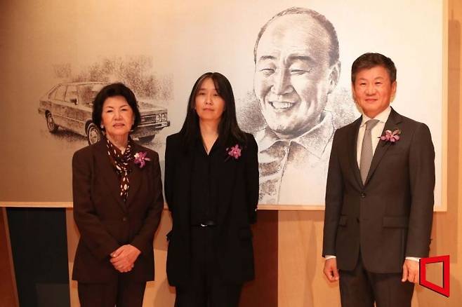 한강 작가가 17일 서울 강남구 아이파크타워 포니정홀에서 열린 제18회 포니정 혁신상 시상식 수상자로 참석해 기념사진 촬영을 하고있다. 시상식에는 한강 작가를 비롯해 재단 이사장인 정몽규 HDC 회장, 고(故) 정세영 현대산업개발 명예회장의 부인 박영자 씨 등이 참석했다. 사진=사진공동취재단