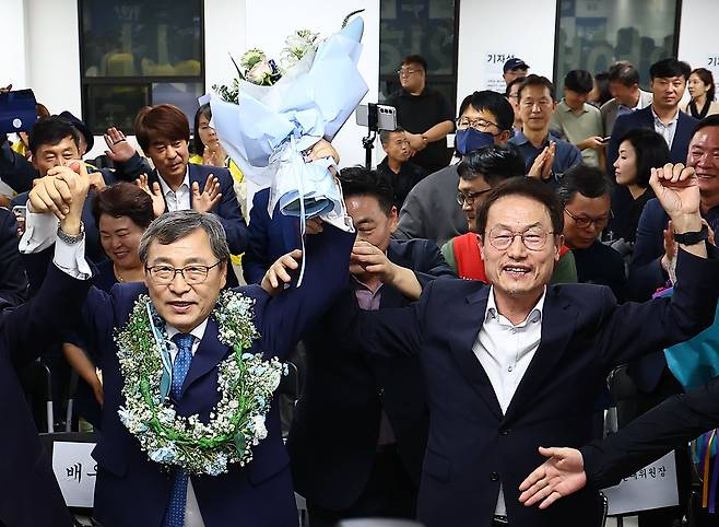 정근식 서울시교육감 보궐선거 후보가 지난 16일 오후 서울 마포구 후보자 사무실에서 당선이 확실시되자 조희연 전 서울시교육감과 환호하고 있다. /뉴시스