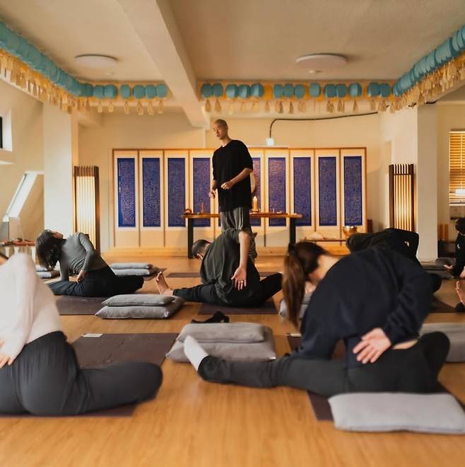 모델 박우성씨가 '저스트비 홍대선원'에서 요가를 지도하는 모습. /박우성씨 제공