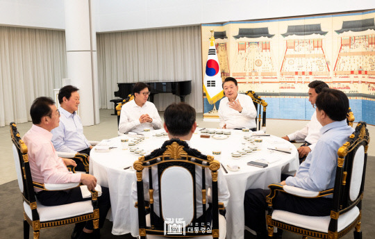 윤석열 대통령은 18일 박형준 부산광역시장, 김두겸 울산광역시장, 박완수 경상남도지사를 관저로 초청해 정책간담회와 만찬을 진행했다. 대통령실 제공