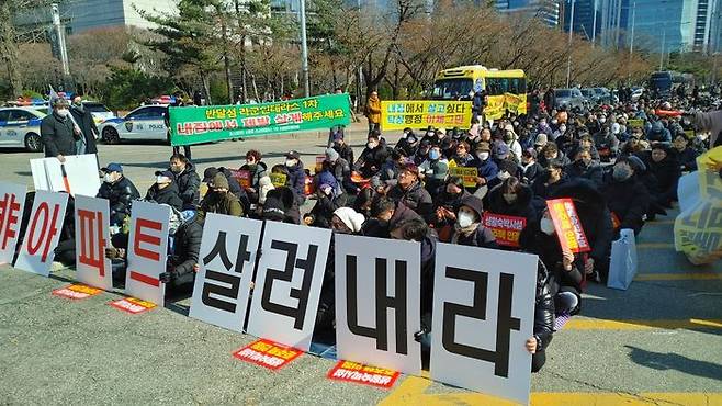 국토교통부는 지난 16일 보건복지부, 소방청, 17개 광역지방자치단체와 합동으로 ‘생숙 합법 사용 지원 방안’을 발표하고, 주거용으로 사용하는 생숙의 오피스텔 용도 변경과 숙박업 신고를 위한 요건을 완화했다.ⓒ한국레지던스연합회