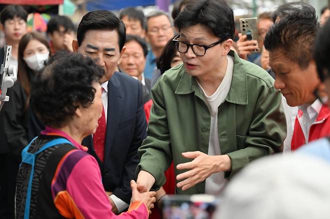 한동훈 국민의힘 당대표와 최봉의 전 곡성군수 후보(오른쪽)가 18일 오전 전남 곡성군 곡성기차마을시장에서 시장 상인들을 만나며 10·16 재선거 낙선 인사를 하고 있다. 2024.10.18.뉴시스