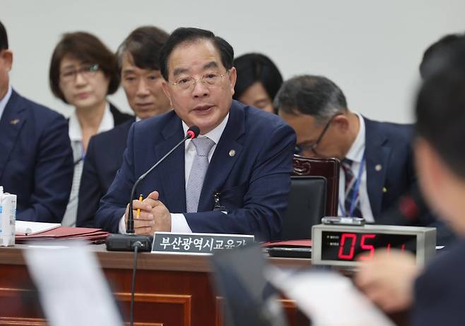 18일 오전 부산대학교에서 국회 교육위원회의 부산·울산·경남교육청 국정감사가 열린 가운데 하윤수 부산시 교육감이 질의에 답변하고 있다. 연합뉴스 제공