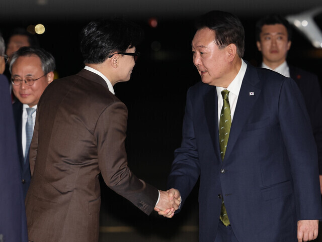 윤석열 대통령이 지난 11일 성남 서울공항에서 필리핀, 싱가포르 국빈 방문 및 라오스 아세안 정상회의를 마치고 귀국하며 마중 나온 한동훈 국민의힘 대표와 악수하고 있다. 연합뉴스