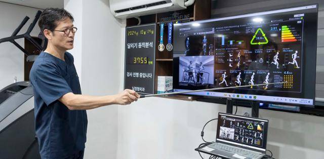 아마추어 러너이자 정형외과 의사인 남혁우 원장이 지난 14일 서울 중랑구 남정형외과의원에서 실제 환자의 달리기 동작 분석 자료를 보며 설명하고 있다. 류기찬 인턴기자