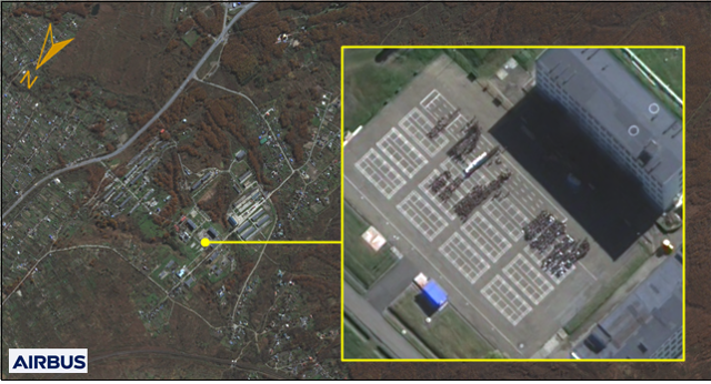 16일 러시아 연해주 우수리스크 소재 군사시설을 촬영한 위성사진을 분석한 결과 연병장에 북한 군인으로 추정되는 400여 명의 인원이 운집해 있다. 국정원 제공