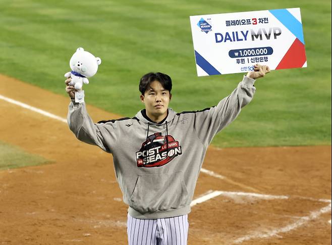 17일 오후 잠실야구장에서 열린 삼성라이온즈와 LG트윈스의 2024 신한쏠뱅크 KBO포스트시즌 플레이오프 3차전. LG가 1-0 승리했다. 경기종료후 임찬규가 데일리 MVP를 받고있다. 잠실=정시종 기자 capa@edaily.co.kr /2024.10.17.