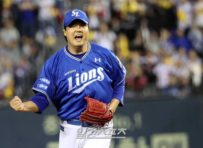 2024 프로야구 KBO 포스트시즌 LG트윈스와 삼성라이온즈의 플레이오프(PO) 3차전 경기가 17일 오후 서울 잠실야구장에서 열렸다. 7회말 1사 1루 김태훈이 홍창기를 병살로 처리한 후 포효하고 있다. 잠실=김민규 기자 mgkim1@edaily.co.kr /2024.10.17/