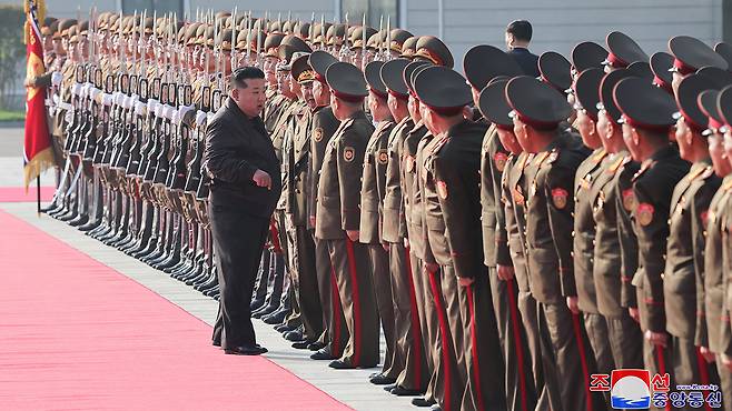 김정은, 북한군 제2군단 지휘부 방문 [평양 조선중앙통신=연합뉴스 제공]