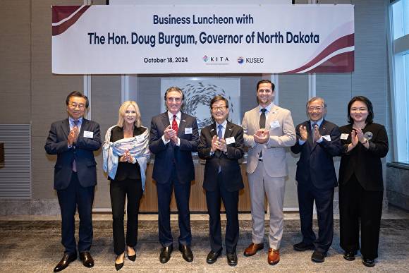 왼쪽부터 백종훈 금호석유화학 대표이사 사장, 케이트린 버검 노스다코타 주지사 부인, 더그 버검 노스다코타 주지사, 조쉬 타이겐 노스다코타 상무장관, 송호근 와이지-원 회장, 오지수 메타바이오메드 사장[사진=무협]