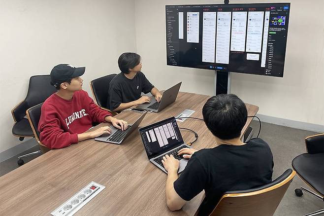 클라이프 임직원들이 사업 관련 회의를 진행 중이다 / 출처=클라이프