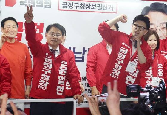 국민의힘 한동훈 대표가 지난 15일 오후 부산 금정구 옛 롯데마트 사거리에서 윤일현 금정구청장 보궐선거 후보의 지지를 호소하는 마지막 총력 유세를 펼치고 있다. 연합뉴스