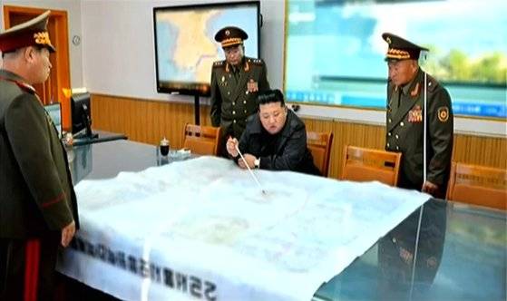 북한 조선중앙TV는 김정은 국무위원장이 지난 17일 인민군 2군단 지휘부를 방문했다고 보도했다. 뉴시스