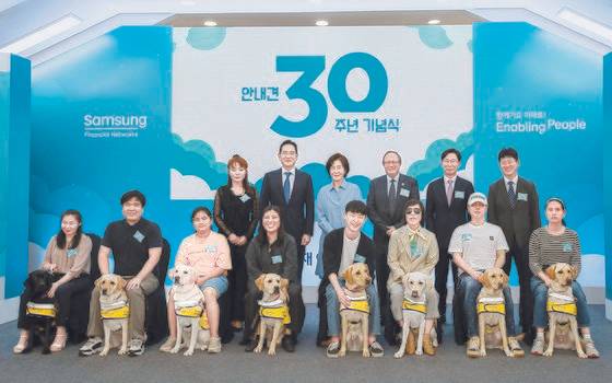 지난해 9월19일 경기 용인시 삼성화재 안내견학교에서 열린 삼성화재 안내견학교 30주년 기념식에서 새롭게 활동을 시작하는 안내견들과 시각장애인 파트너, 관계자들이 기념 촬영하고 있다. 뒷줄 왼쪽부터 국민의힘 김예지 의원, 이재용 삼성전자 회장, 홍라희 전 삼성미술관 리움 관장, 윌리엄 손튼 세계안내견협회장, 홍원학 삼성화재 사장, 박태진 삼성화재안내견학교 교장. 연합뉴스