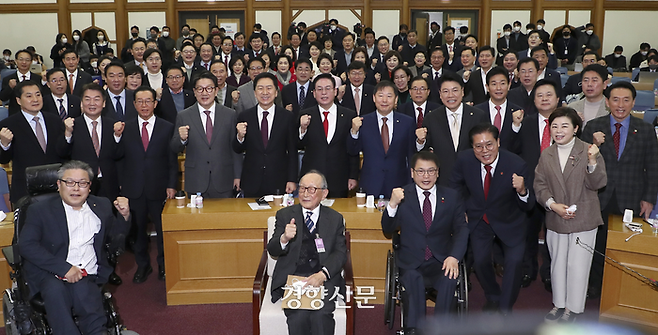 국민의힘 의원들이 2022년 12월7일 국회 의원회관에서 열린 친윤석열계 의원 모임 ‘국민공감’ 첫 모임에서  파이팅을 외치고 있다. 박민규 선임기자