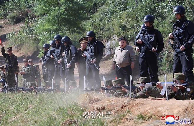 지난 9월 11일 김정은 북한 국무위원장이 북한군 특수부대를 시찰하고 있다. 조선중앙통신=연합뉴스