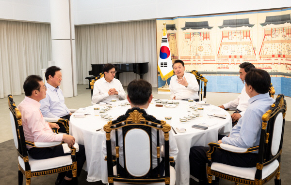 18일 저녁 윤 대통령이 박형준 부산광역시장, 김두겸 울산광역시장, 박완수 경상남도지사와 만찬을 진행했다. 대통령실 제공