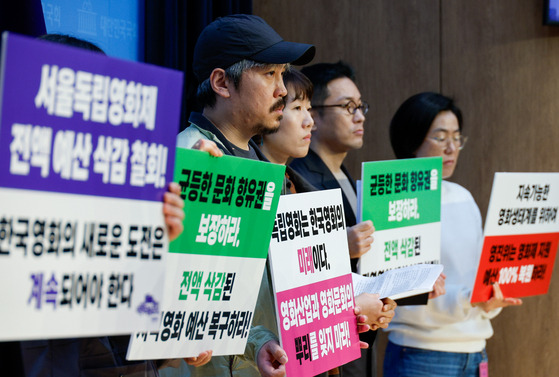 Film directors hold pickets calling for the normalization of the film industry supporting budget and policies during a press conference held at the National Assembly on Oct. 16. From left, directors Lee Joeng-hong, Lim Oh-jeong, Lim Dae-hyung and Lee Mi-rang [NEWS1]