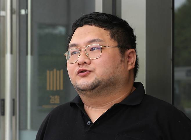 Lee Jun-hee, known by his YouTube channel name GooJeYeok, appears before the prosecutors' office as he heads to the Suwon District Court in Gyeonggi to attend an arrest warrant hearing on July 26. [NEWS1]