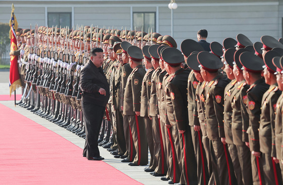 North Korean leader Kim Jong-un visits 2nd Corps of the Korean People's Army on Thursday in a photo released by the Rodong Sinmun the following day. [NEWS1]