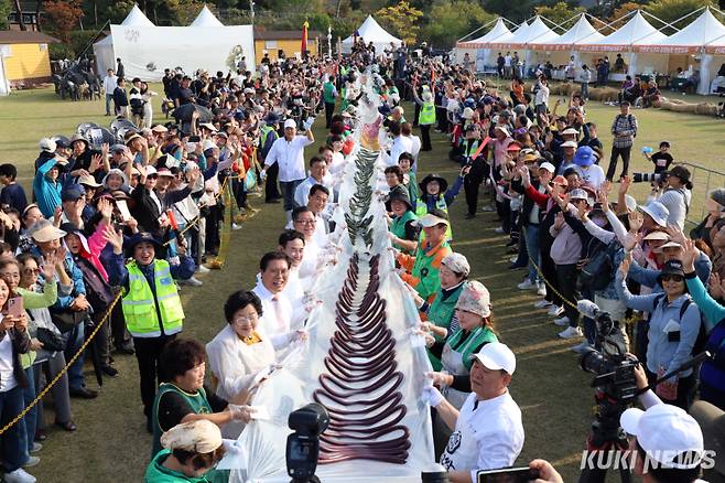 "세계에서 가장 긴 가래떡"로 ‘제23회 이천쌀문화축제’가 지난 16일부터 20일까지 5일간 이천농업테마공원에서 열리고 있다. 무병장수와 풍년을 기원하는 의미에서 진행하는 600m의 무지개 가래떡은 2000명이 30㎝씩 나눠 먹을 수 있는 양으로 쌀 3가마(240kg)가 사용되었다. 600m가래떡은 천연재료인 백년초로 연보라색을 내고 단호박으로 노란색, 녹차로 녹색, 흑미로 검은색을 내어 오색을 낸다.&nbsp;