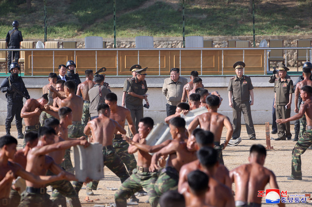 지난 11일 김정은 북한 국무위원장이 인민군 특수작전무력 훈련기지를 시찰하는 모습. 국정원 제공