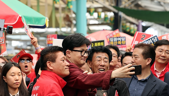 8일 오전 전남 곡성기차마을전통시장 앞에서 국민의힘 한동훈 대표가 10·16 곡성군수 재선거에 출마한 최봉의 후보의 유세를 지원하고 있다. / 사진=연합뉴스