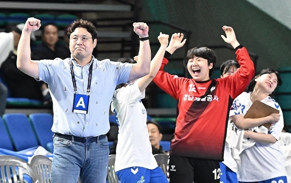 사진 경남개발공사 김현창 감독이 24년 전국체전 결승전에서 주먹을 불끈  쥐고 있다, 사진 제공=대한핸드볼협회