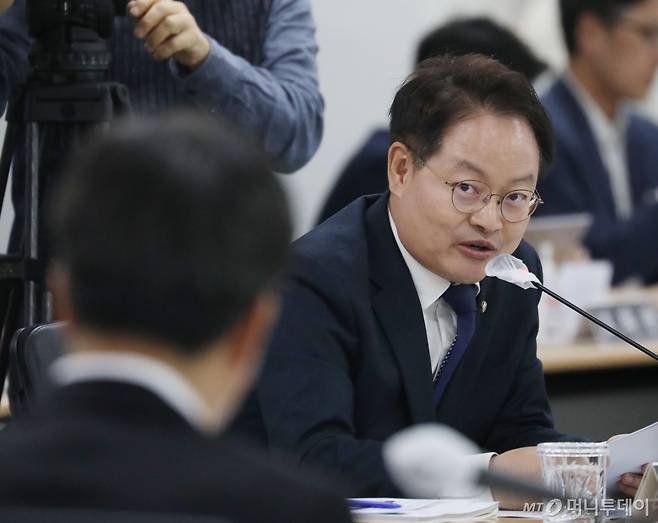 허영 더불어민주당 의원은 17일 '한국군이 우크라이나에 참관단을 보내야 한다'는 주장을 반박했다. 사진은 허 의원이 지난해 10월 국정감사에서 질의하는 모습. / 사진=뉴시스