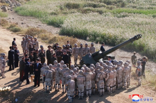 김정은 북한 국무위원장이 오진우 포병종합군관학교 제75기 졸업생들의 포실탄사격훈련을 현지지도했다고 조선중앙통신이 지난 6일 보도했다. 조선중앙통신 연합뉴스