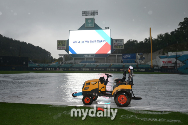 13일 대구 삼성라이온즈파크에서 열린 '2024 프로야구 KBO 포스트 시즌' 삼성라리온즈와 LG트윈스 플레오이프(PO) 1차전 경기가 우천 취소 됐다./대구=한혁승 기자 hanfoto@mydaily.co.kr