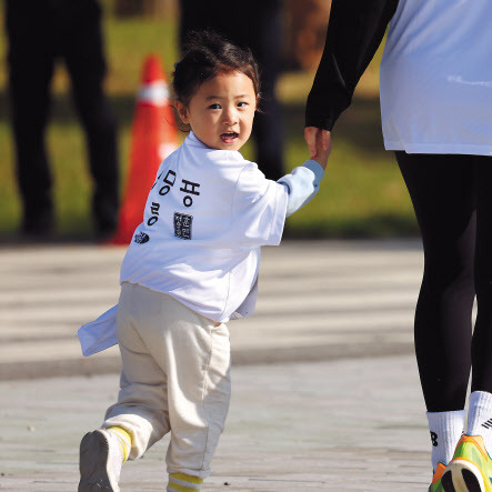 지난 10월 9일 한글날, 세종시에서 열린 한글런(run) 달리기 대회에서 노스페이스가 만든 한글 티셔츠를 5000명 참가자들이 입고 뛰었다. 20세기에 없어진 훈민정음의 표기법을 112년 만에 다시금 깨어나게(reboot) 했다. 강형원