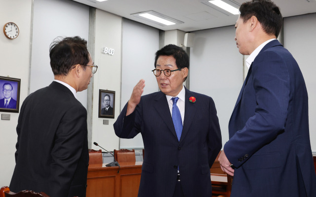 ▲더불어민주당 국가안보상황점검위원회 위원장을 맡은 박지원 의원(가운데)이 지난 15일 오전 국회에서 열린 국가안보상황점검위원회 1차 회의에 앞서 위원들과 대화하고 있다. ⓒ연합뉴스