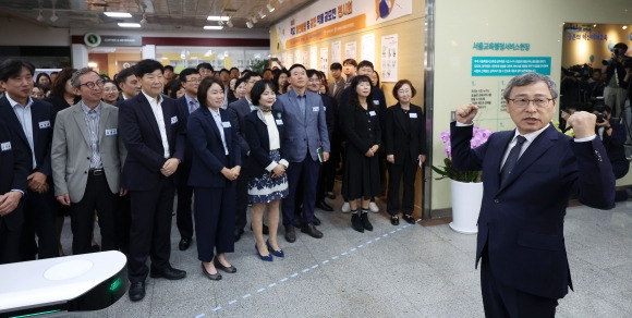 정근식 신임 서울시교육감이 17일 서울 종로구 서울시교육청으로 첫 출근해 직원들과 인사하며 두 손을 번쩍 들고 있다. 정 교육감은 지난 16일 실시된 서울시교육감 보궐선거에서 50.24%(96만 3876표)의 득표율로 당선됐다. 뉴시스