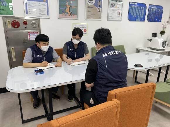 서울 강남구청 세금징수팀이 회의를 하고 있다. 강남구 제공