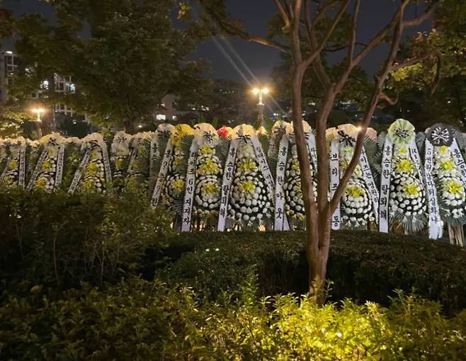 팬들이 SM에 보낸 근조화환. 온라인 커뮤니티 캡처