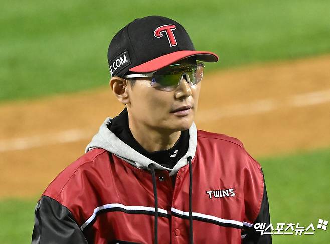 LG 트윈스 염경엽 감독이 17일 서울 잠실야구장에서 열린 삼성 라이온즈와의 플레이오프 3차전에서 승리한 뒤 더그아웃으로 들어가고 있다. 잠실, 김한준 기자