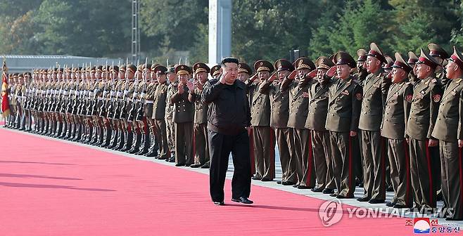 김정은, 북한군 제2군단 지휘부 방문 (평양 조선중앙통신=연합뉴스) 김정은 북한 국무위원장이 지난 17일 인민군 제2군단 지휘부를 방문했다고 조선중앙통신이 18일 보도했다. 김 위원장은 지휘부를 방문한 자리에서 우리나라를 적국, 타국이라 부르며 "한국이 주권을 침해하면 물리력을 조건에 구애됨 없이, 거침없이 사용하겠다"고 위협했다. 2024.10.18 
    [국내에서만 사용가능. 재배포 금지. For Use Only in the Republic of Korea. No Redistribution] nkphoto@yna.co.kr