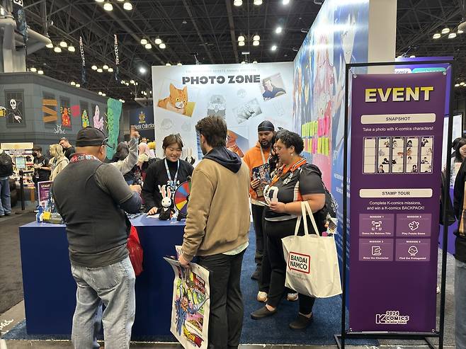 뉴욕 코믹콘 한국공동관의 콘텐츠랩블루 부스 (뉴욕=연합뉴스) 이지헌 특파원 = 17일(현지시간) 미국 뉴욕에서 개막한 '뉴욕 코믹콘(NYCC) 2024'의 한국공동관 내 콘텐츠랩블루 홍보부스에서 관람객들이 전시물을 둘러보고 있다. 2024.10.17 pan@yna.co.kr