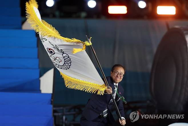 "제106회 전국체전 부산에서 만나요" (김해=연합뉴스) 김동민 기자 = 17일 오후 경남 김해종합운동장에서 열린 '제105회 전국체육대회(전국체전) 폐회식'에서 차기 개최지인 부산시 김광회 미래혁신부시장이 대회기를 흔들고 있다. 2024.10.17 image@yna.co.kr