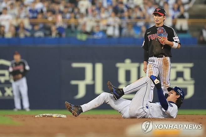 고통스러워하는 구자욱 (대구=연합뉴스) 신현우 기자 = 15일 대구 삼성라이온즈파크에서 열린 2024 신한 SOL뱅크 KBO 포스트시즌 플레이오프 2차전 LG 트윈스와 삼성 라이온즈의 경기. 1회말 2사 1루 삼성 디아즈 타석 때 2루 도루에 성공한 1루 주자 구자욱이 고통스러워하고 있다. 구자욱은 이닝을 마친 뒤 이성규와 교체됐다. 2024.10.15 nowwego@yna.co.kr